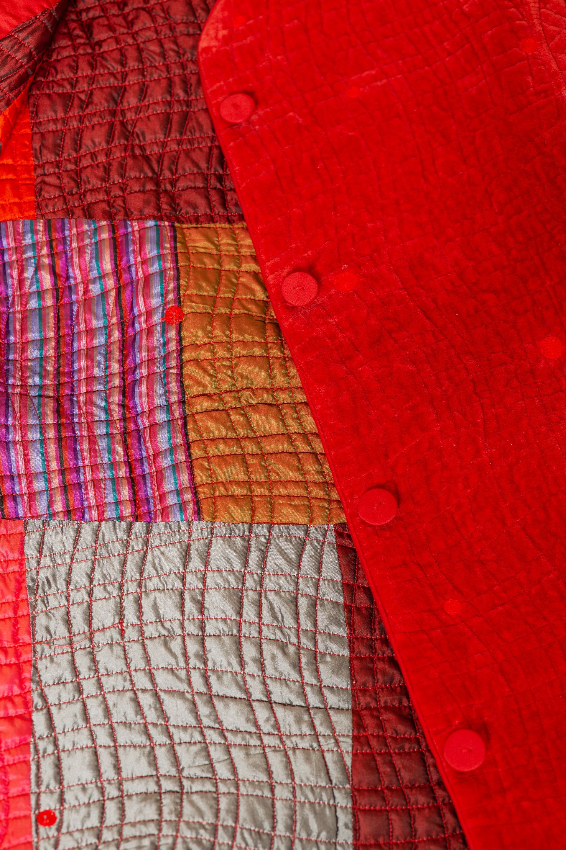 Giacca patchwork trapuntata rossa con bottoni in velluto rosso.