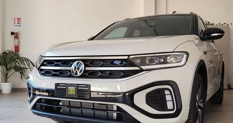 SUV Volkswagen T-Roc bianco con finiture nere, parcheggiato nello showroom Autoquattro.