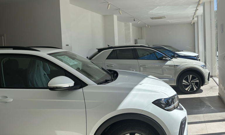 SUV Volkswagen bianchi parcheggiati nello showroom Autoquattro.