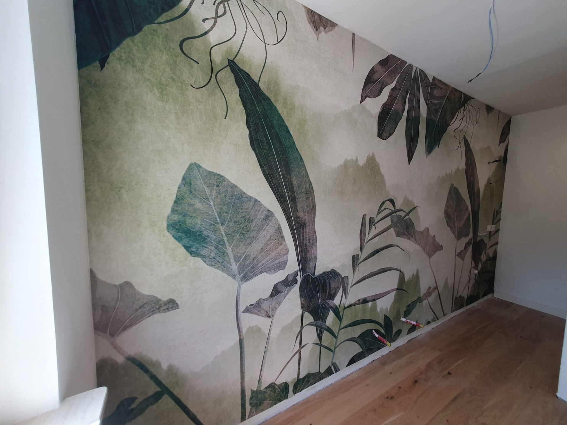 Posa di carta da parati con foglie a Bergamo