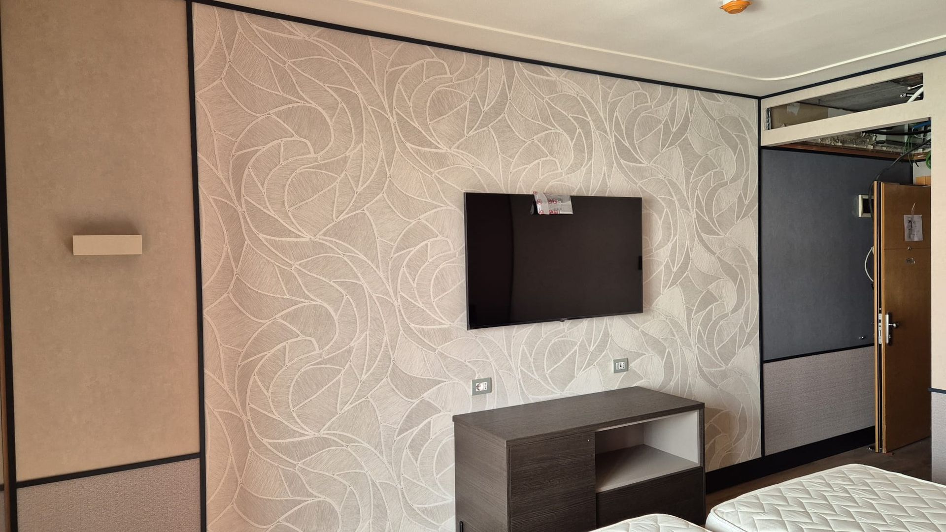 posa di carta da parati a Bergamo sul beige