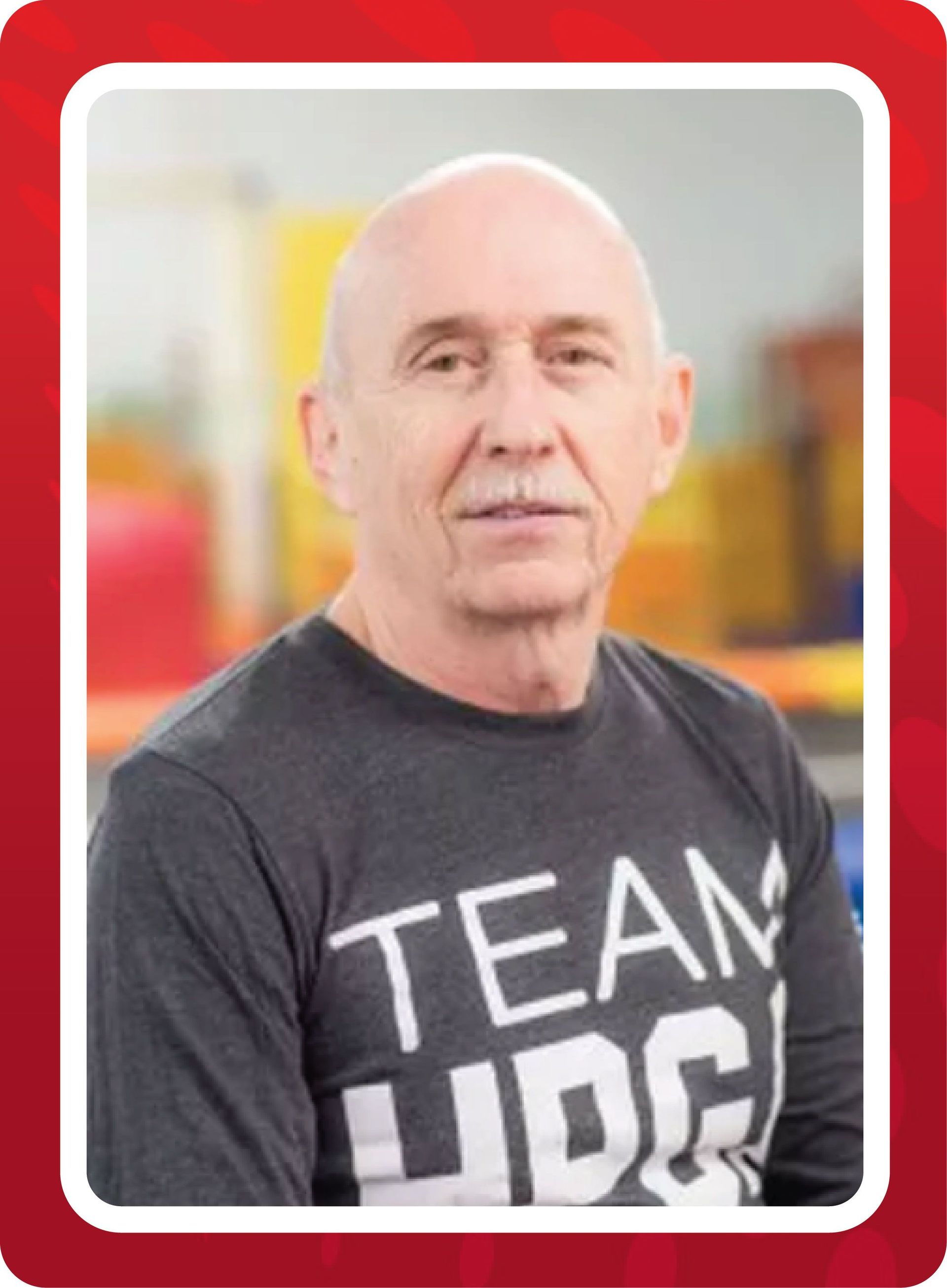 A man wearing a black shirt that says team lids