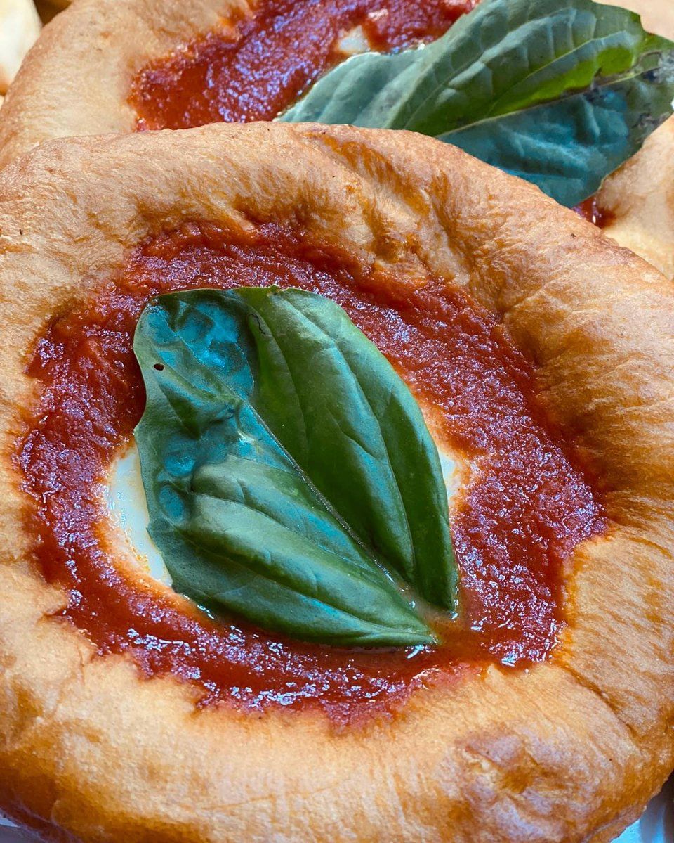 Pizza fritta con basilico