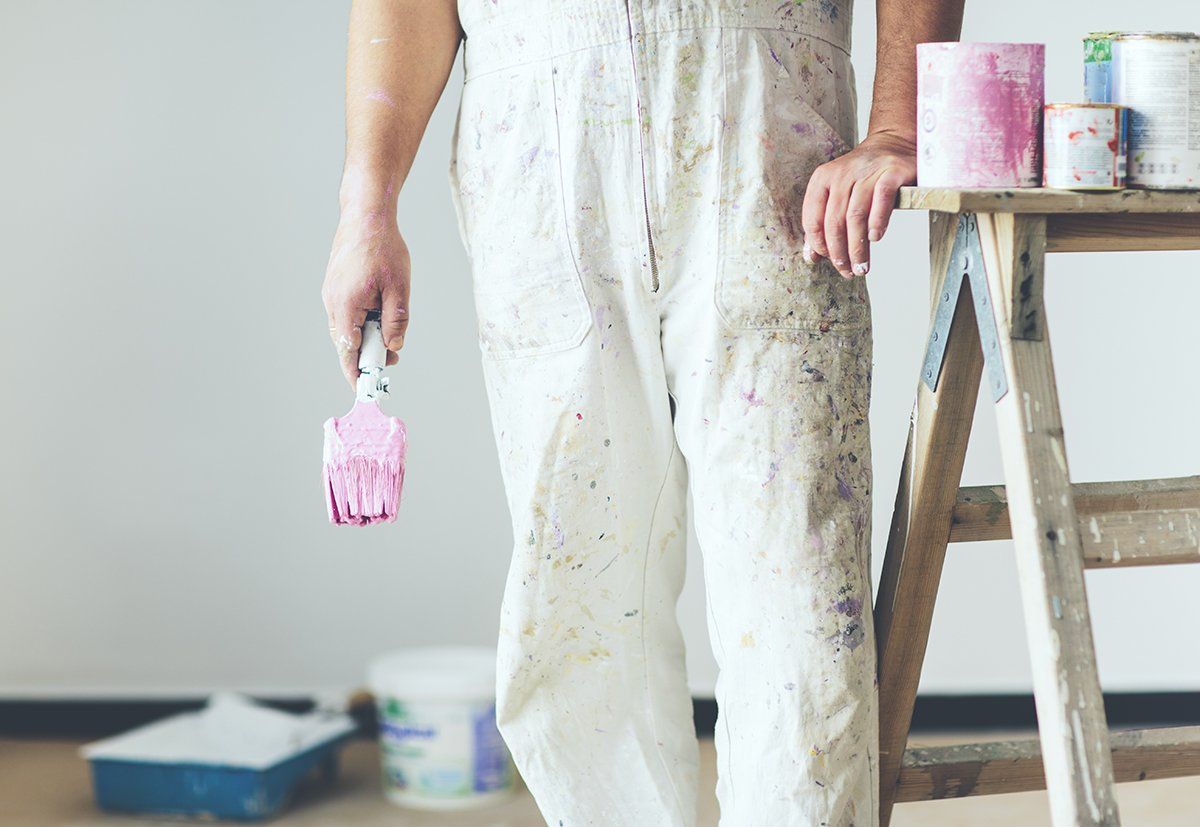 pittore mentre dipinge alcune pareti