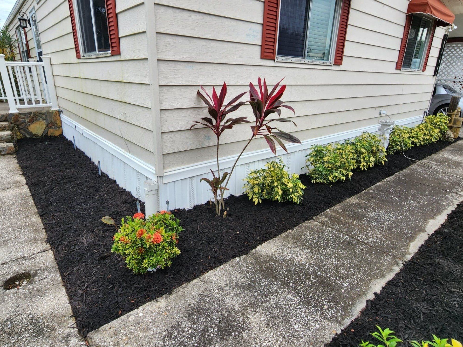 Mulching flower beds Wesley Chapel