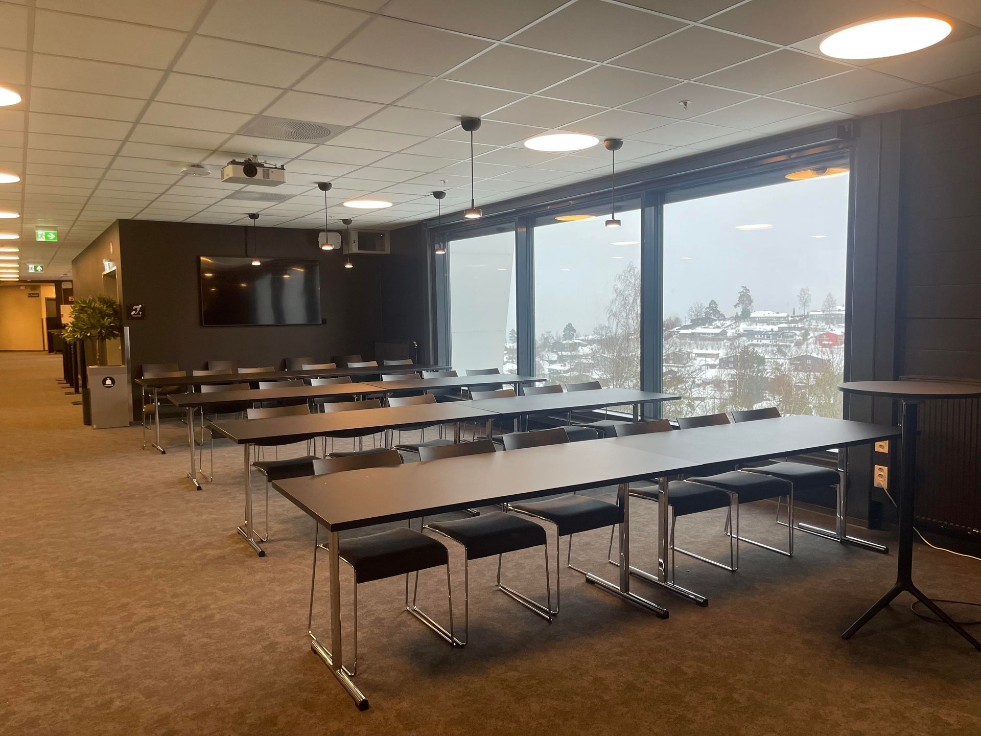 det er mange bord og stoler i dette rommet.