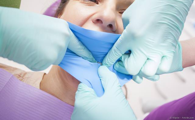 Anlegen des Kofferdam vor der Amalgamentfernung