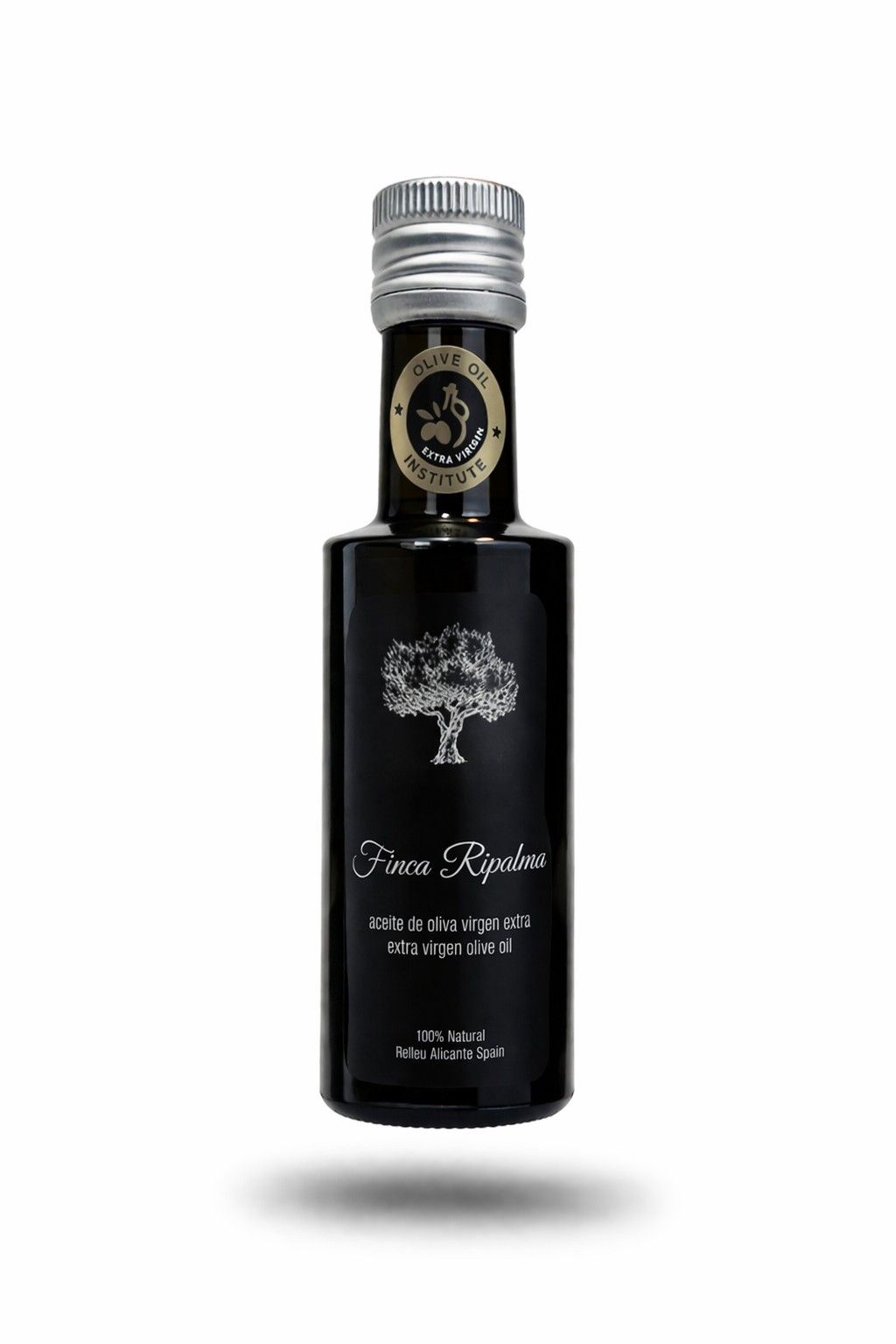 Een klein, cilindrisch flesje olijfolie van donker glas met een zilveren dop en een wit boomlogo op een effen achtergrond.