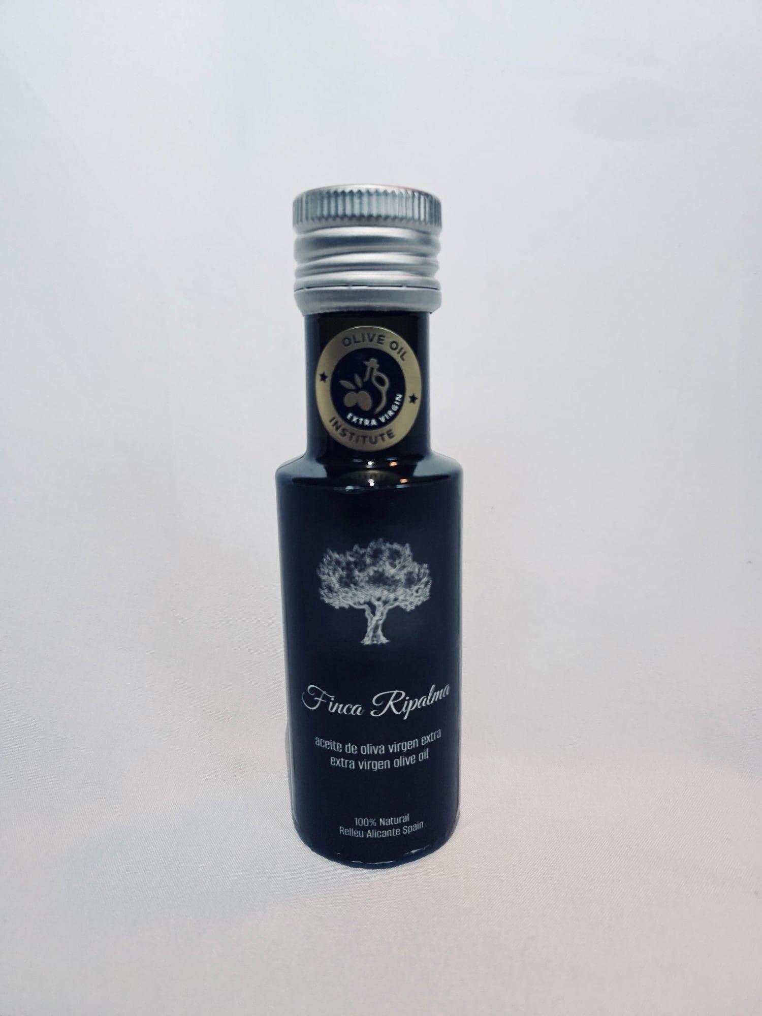 Zwarte fles olijfolie met zilveren dop, een boomlogo en Franse tekst op een witte achtergrond.