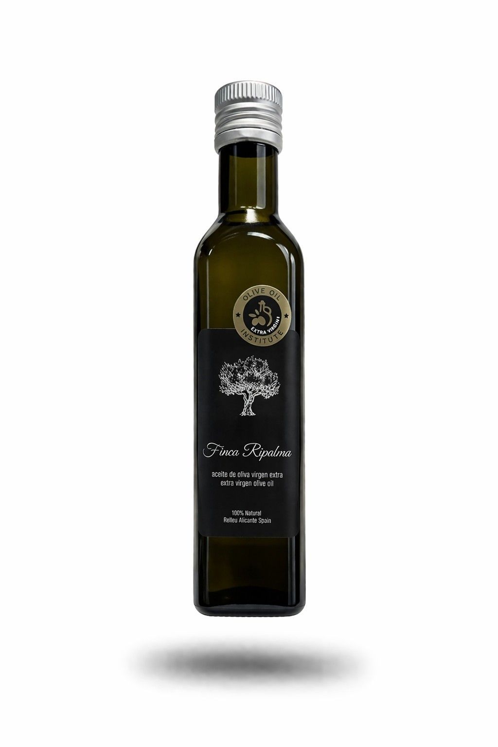 Een hoge, donkergroene glazen fles olijfolie met een zwart etiket met een olijfboommotief en een zilverkleurige dop.