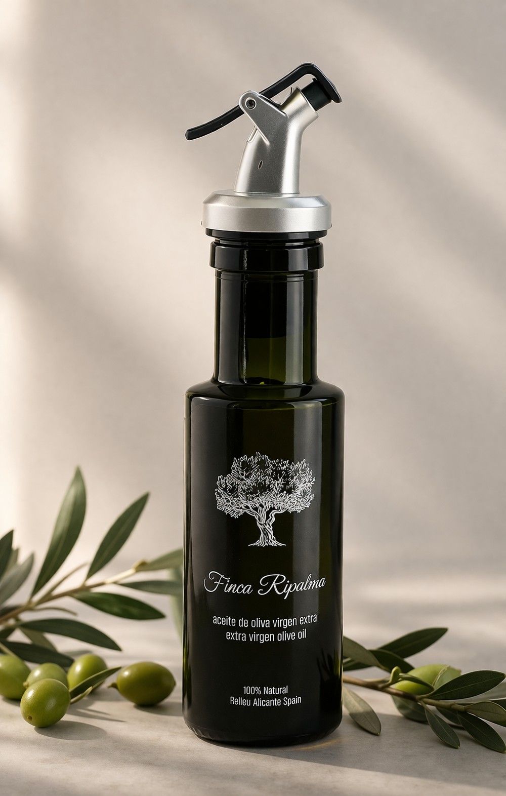 Een olieschenktuit van roestvrij staal met een zwarte, geribbelde rubberen stop en een scharnierend deksel dat met een hendel wordt bediend.