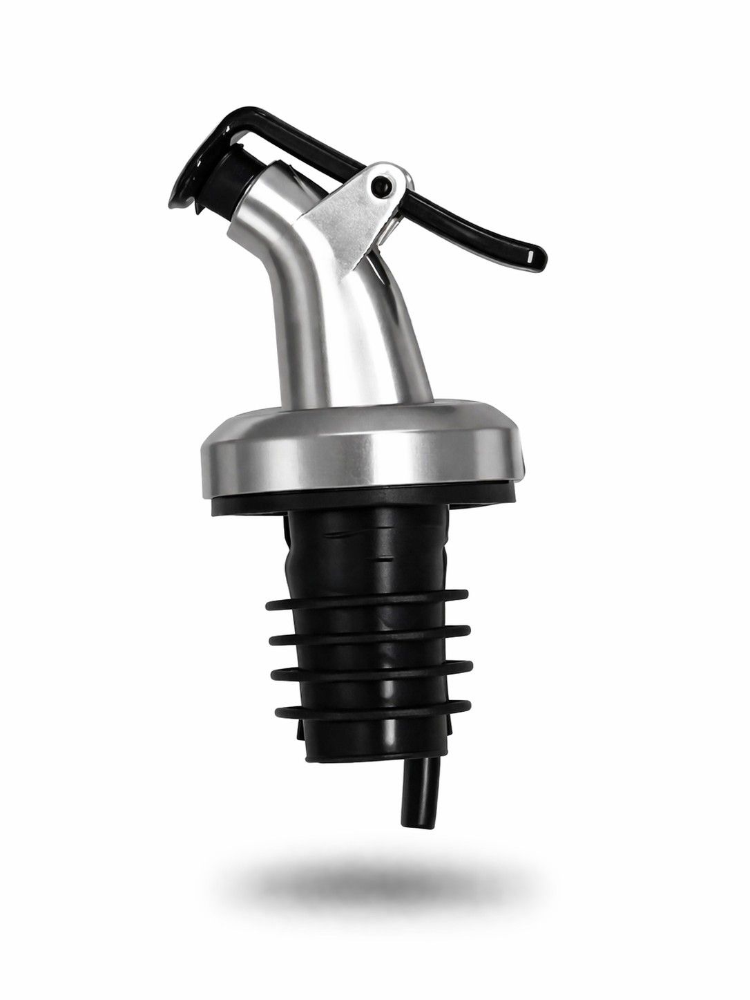 Een zilverkleurige metalen schenktuit met een scharnierend klepje en een gelaagde zwarte rubberen stop.