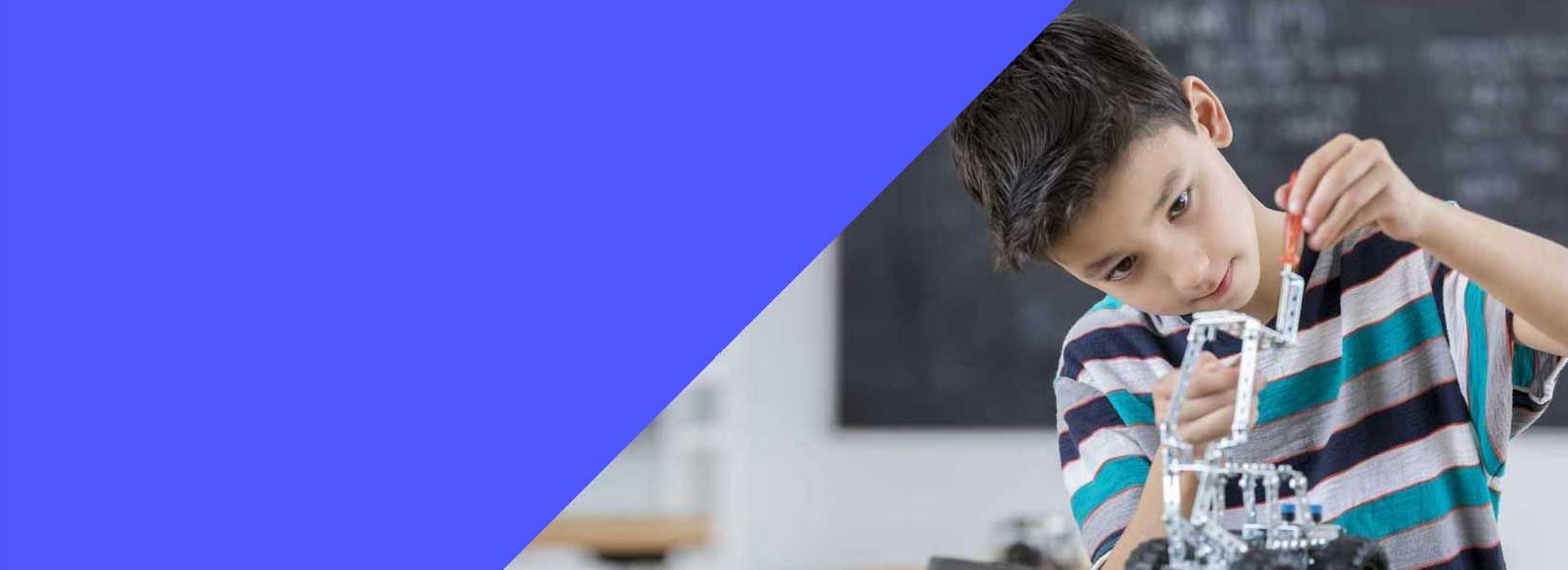 Niño trabajando en un experimento científico con un microscopio. El fondo incluye una pizarra y una figura diagonal azul.