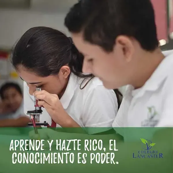 Estudiantes con camisas blancas usando un microscopio en un aula. El texto dice: 