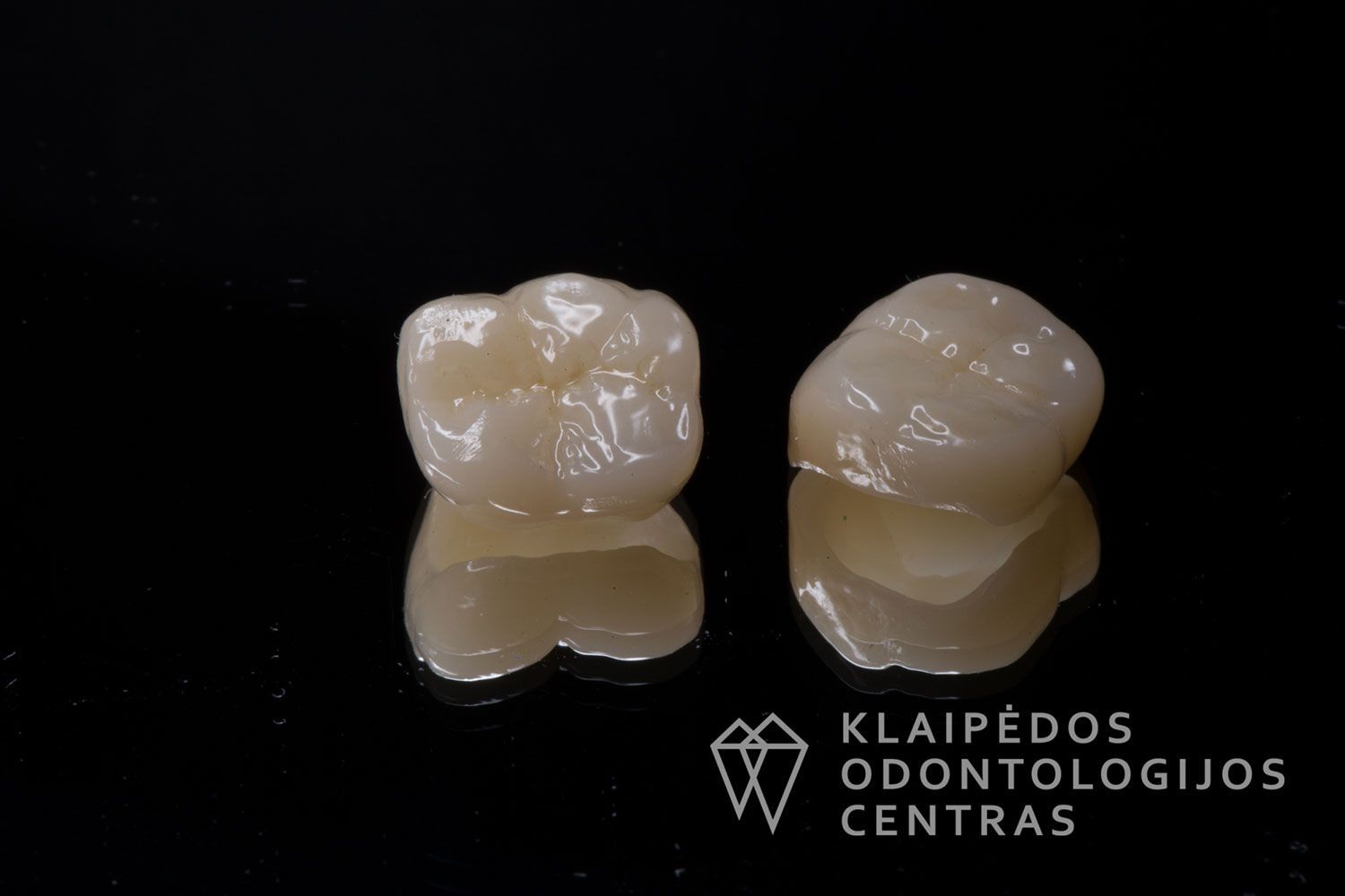 Krūminių dantų cirkonio keramikos vainikėliai