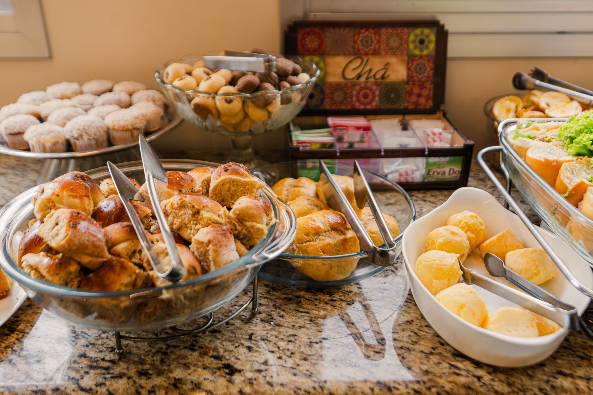 Há muitos tipos diferentes de comida na mesa Oly Plaza Hotel