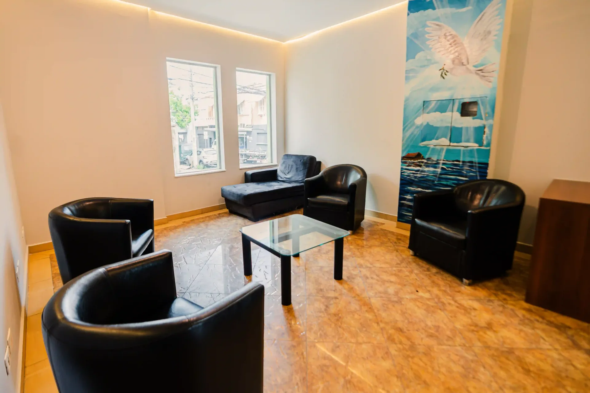 Um quarto de hotel com uma cama grande e uma pintura na parede Oly Plaza Hotel