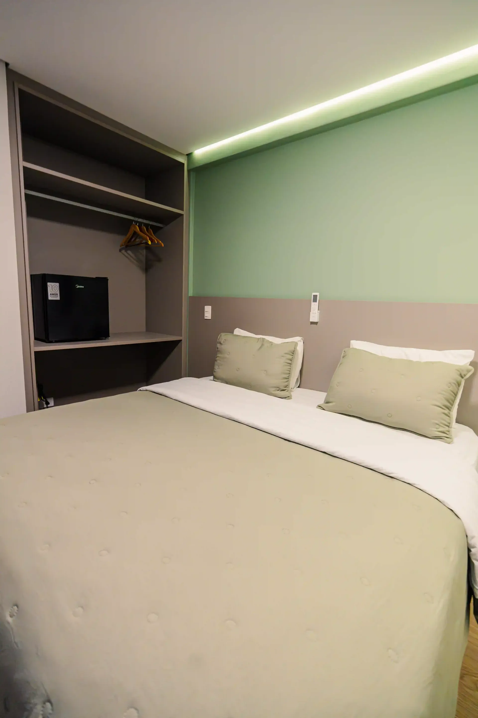 Um quarto de hotel com uma cama king size e um armário Oly Plaza Hotel