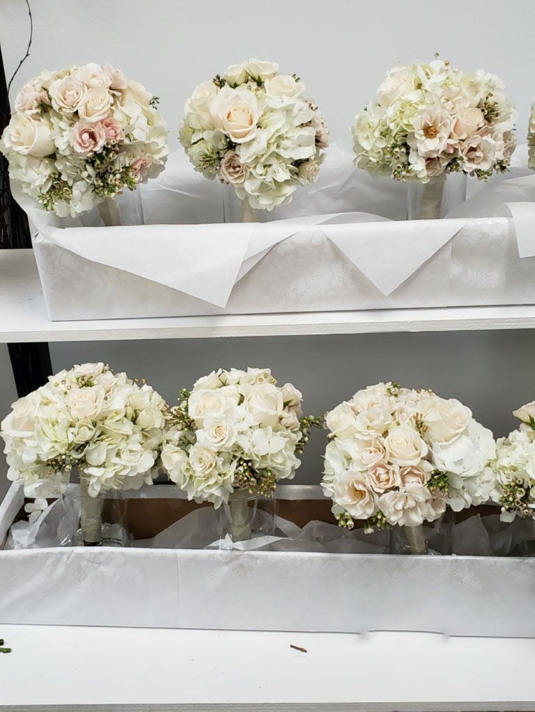 A bunch of white flowers are sitting on a shelf.