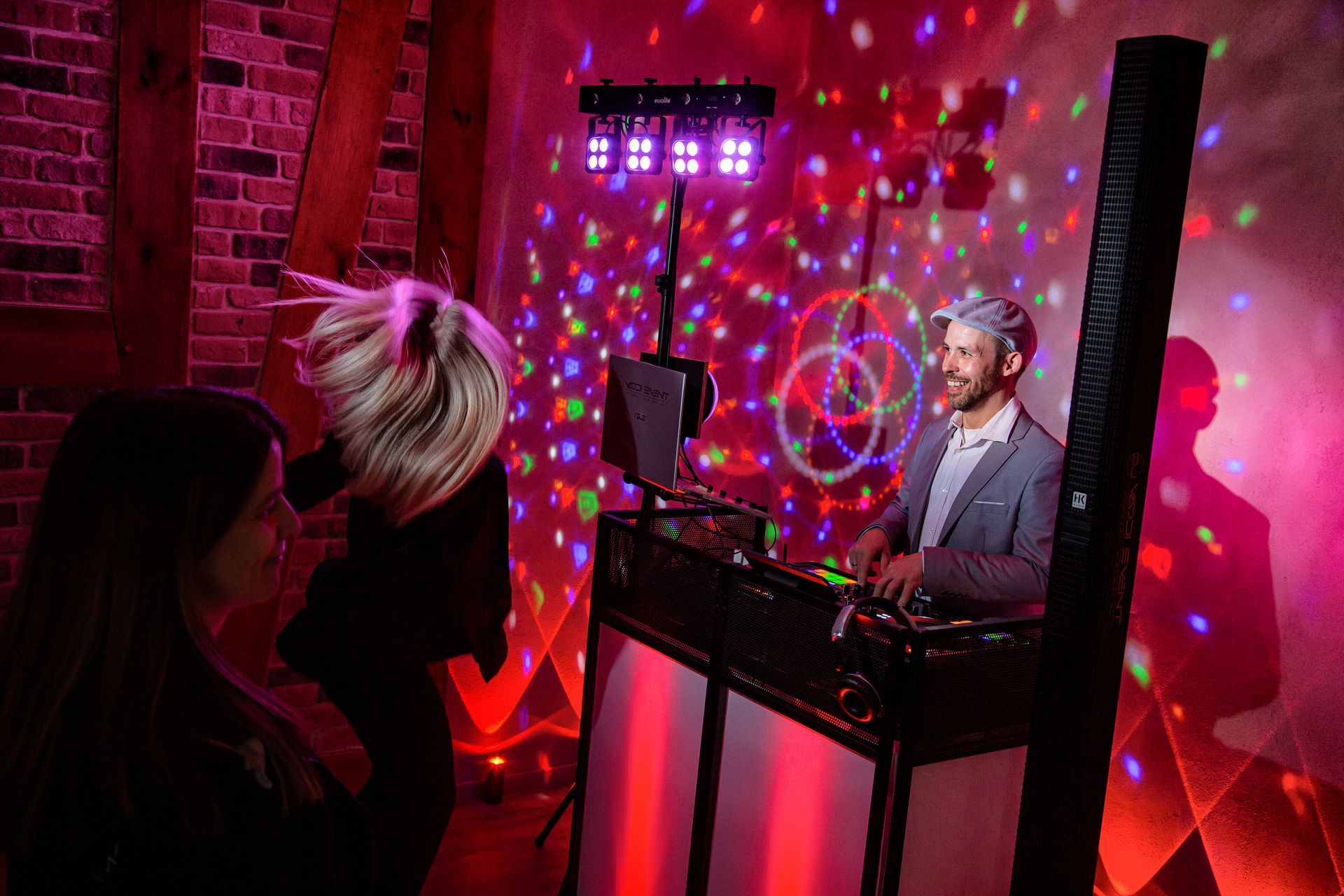 DJ Vaddi am Pult mit Lichttechnik