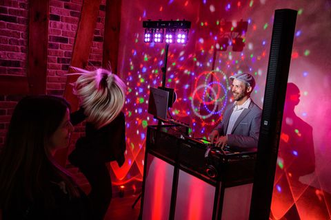 DJ Vaddi am Pult mit Lichttechnik