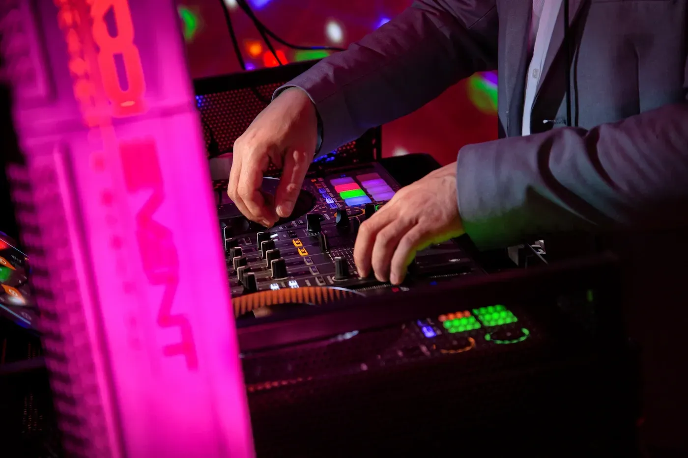 Stimmungsvolles Hochzeits-Setup in Potsdam – DJ Vaddi mit Licht & Ton