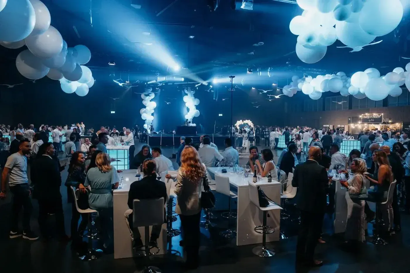 DJ Vaddi bei einem Business-Event – stilvolles Licht & tanzbarer Sound