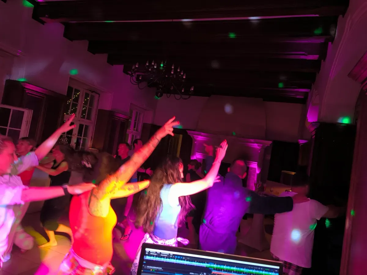 Tanzfläche zur Peak-Time bei einem Geburtstag in Potsdam– DJ Vaddi