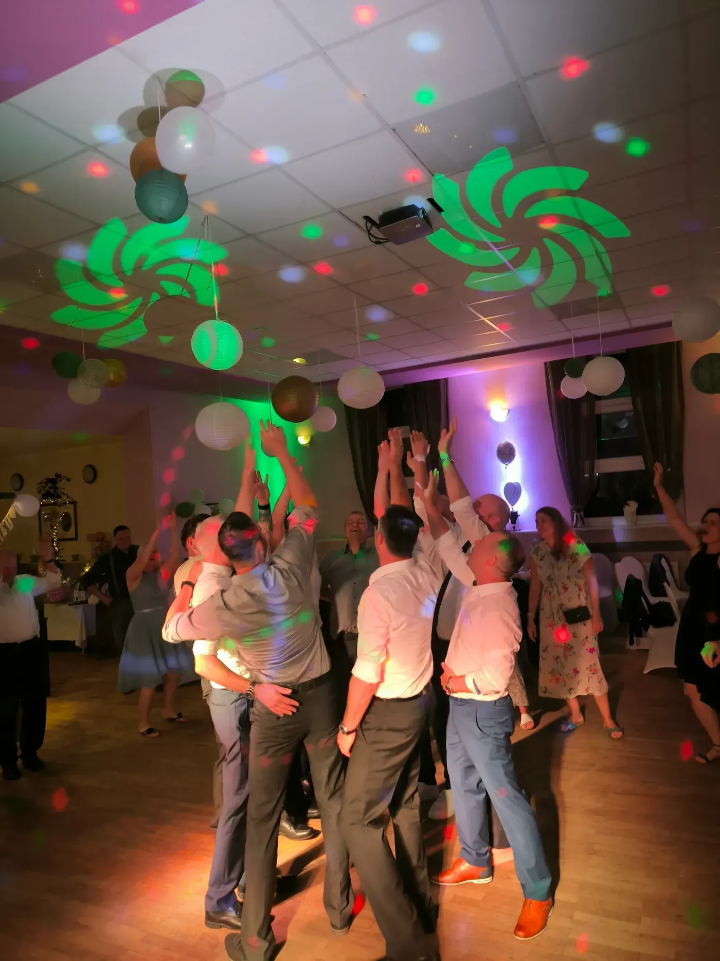 Hochzeits-DJ in Potsdam · Brandenburg · Berlin · DJ Vaddi mit Tanzflächen-Licht & Wunschmusik