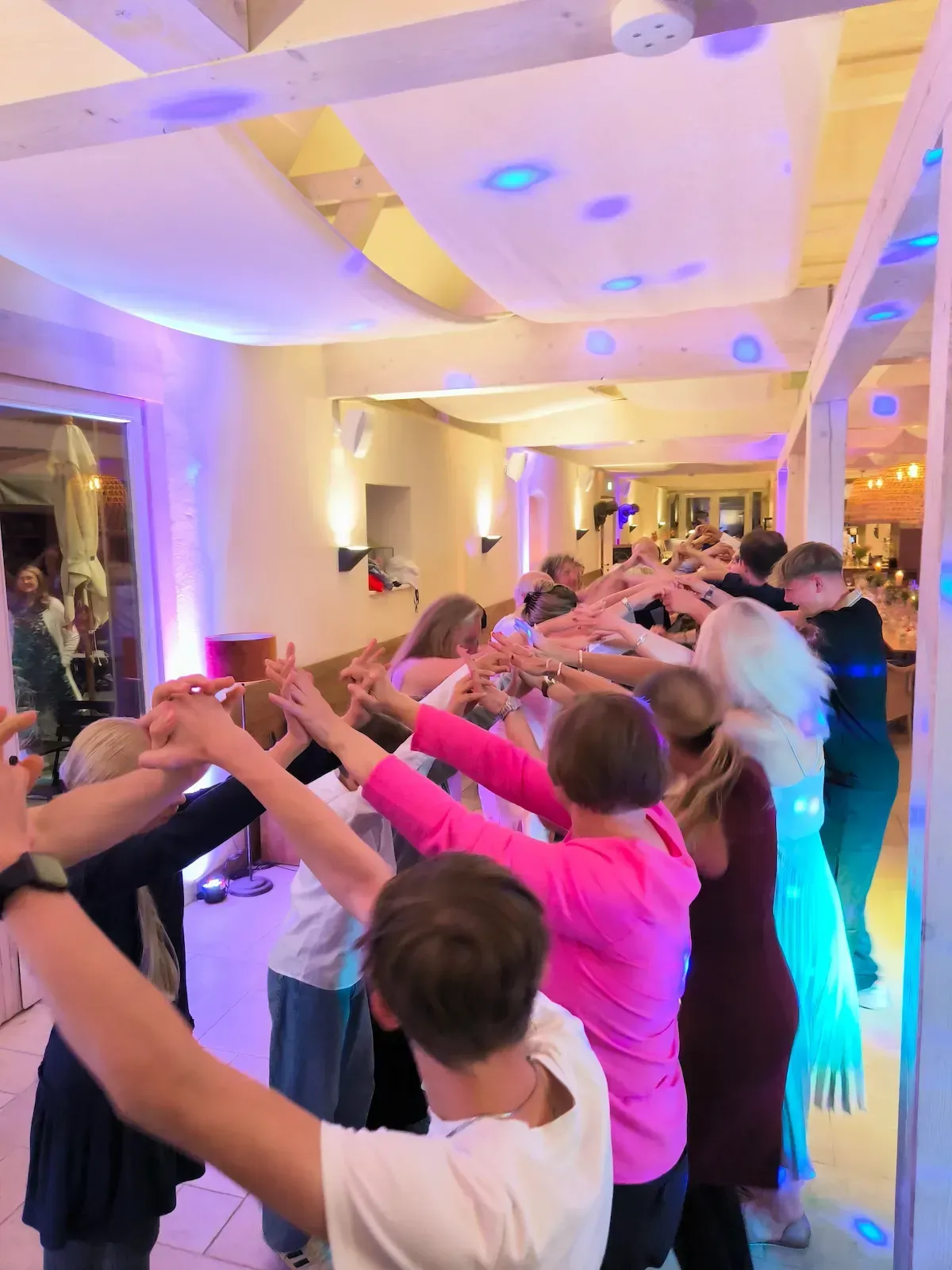 Volle Tanzfläche zur Peak-Time auf einer Hochzeit in Bad Belzig – DJ Vaddi