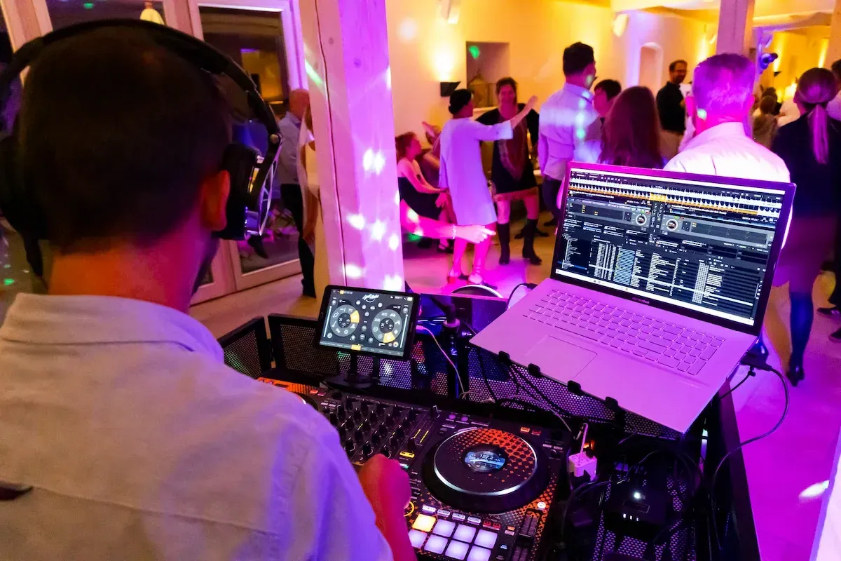 Volle Tanzfläche im Gut Schmerwitz – Hochzeitsparty