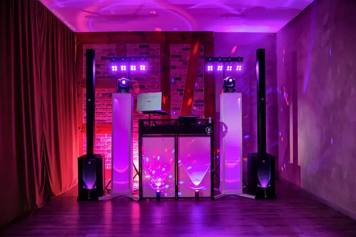Hochzeits-DJ Setup mit warmem Uplighting und eleganter Tanzfläche