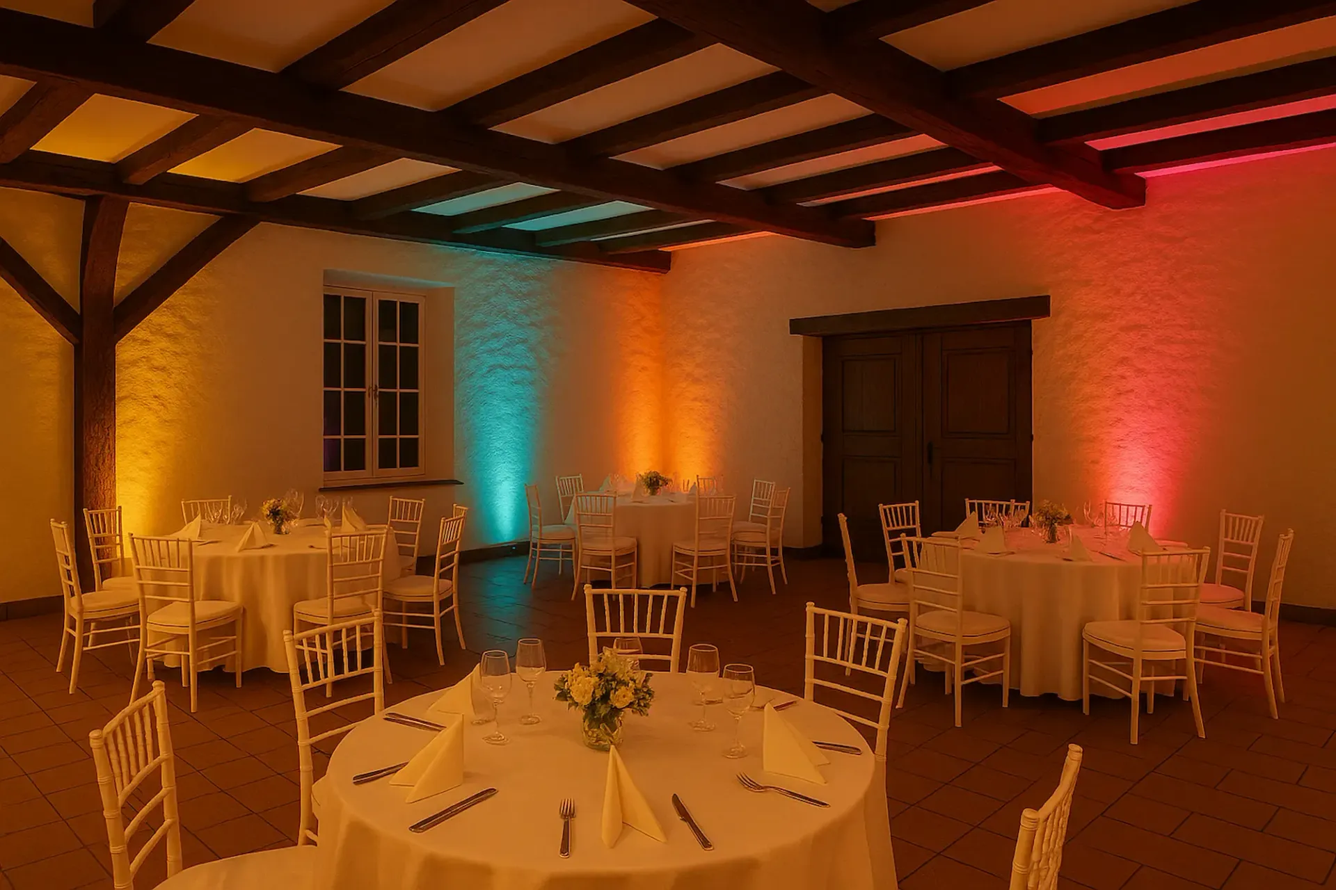 Ambiente-Beleuchtung Hochzeit: warmes Uplighting & Color Wash – DJ Vaddi in Potsdam, Brandenburg & Berlin