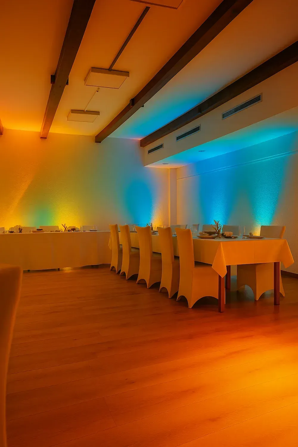 Uplighting bei einer Hochzeit in Bad Belzig - warmes Lichtkonzept von DJ Vaddi für edle Atmosphäre.