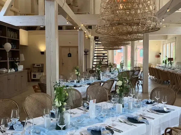 Gut Schmerwitz – Gutssaal Innenraum mit Hochzeitstafel, Kerzenlicht und stimmungsvollem Ambiente in Potsdam-Mittelmark