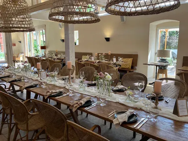 Gut Schmerwitz – Hochzeitslocation Innenbereich mit Holztafel und natürlicher Atmosphäre in Brandenburg