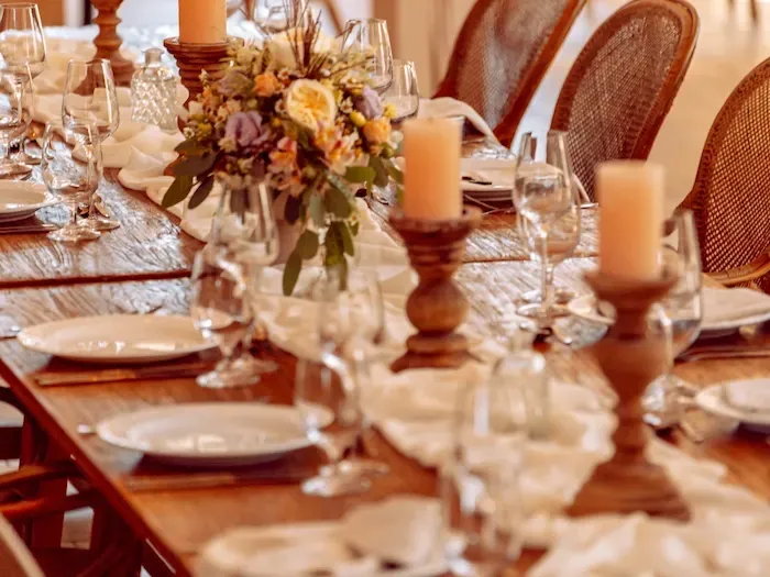 Gut Schmerwitz in Potsdam-Mittelmark – stilvolle Tischdekoration mit Kerzen und Blumen · Fotografie: Anne Büstrin
