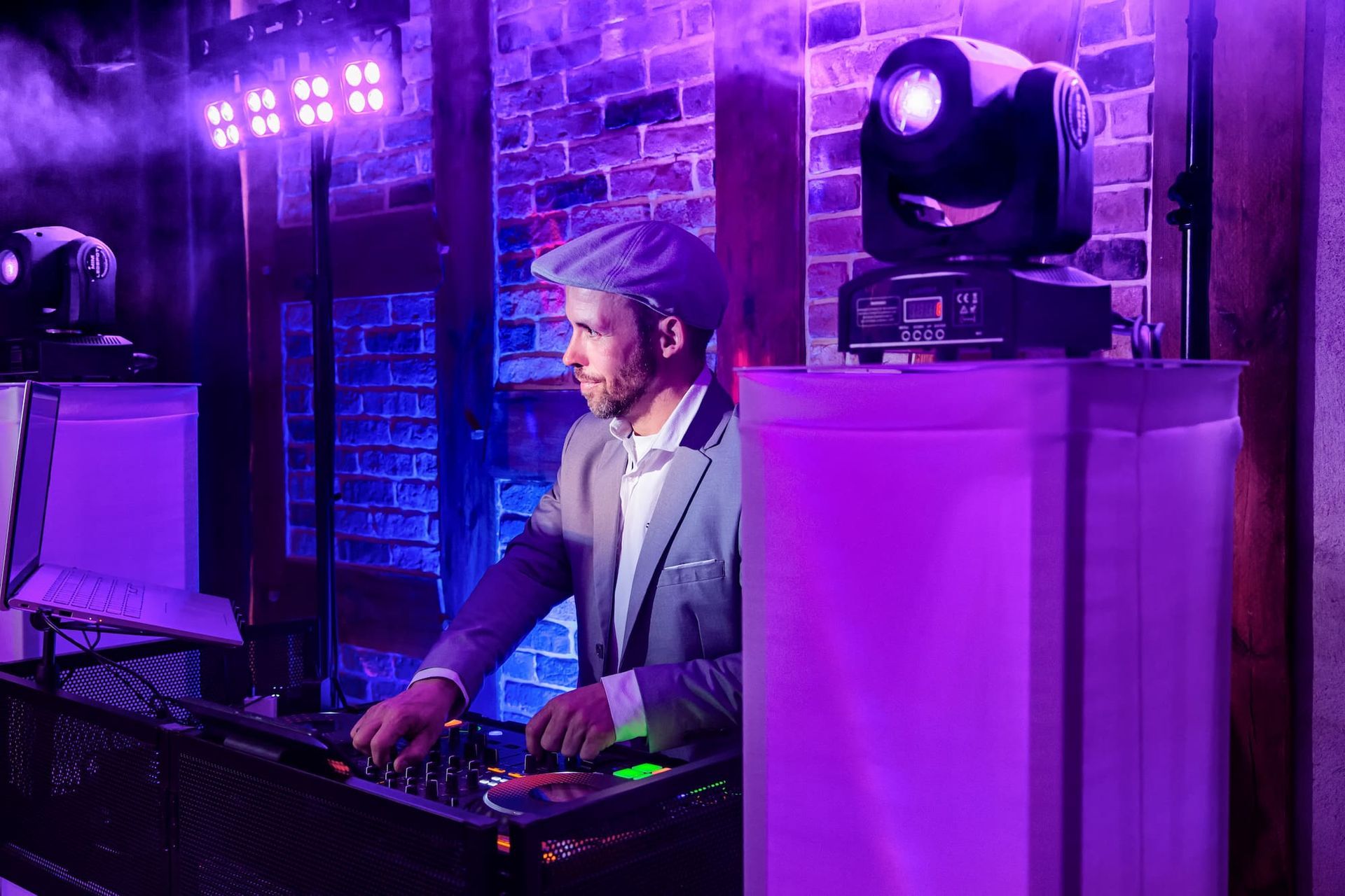 Hochzeits- · Event-DJ Vaddi in Brandenburg, Potsdam · Berlin · elegante Lichtstimmung und volle Tanzfläche