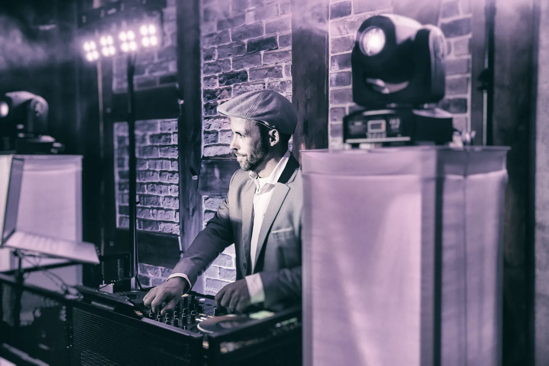 Warm leuchtende Tanzfläche bei einer Hochzeit mit DJ Vaddi