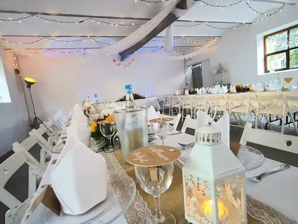 Stimmungsvolles Raumambiente im Schloss Ragösen bei Brandenburg an der Havel – gedeckte Tafeln, Deko und warmes Licht