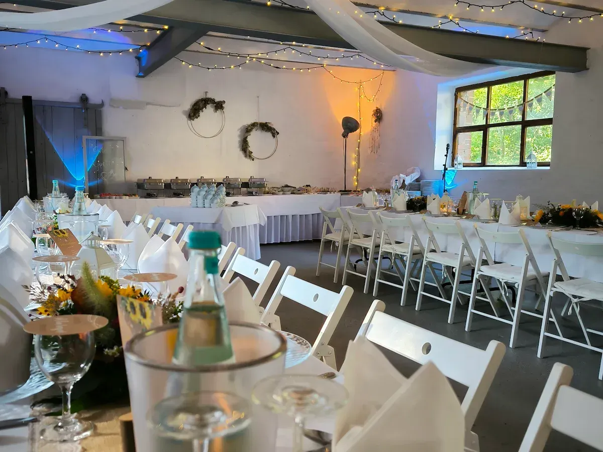 Hochzeitssaal im Schloss Ragösen nahe Brandenburg an der Havel – Bestuhlung, Buffetbereich und stimmungsvolle Lichterketten