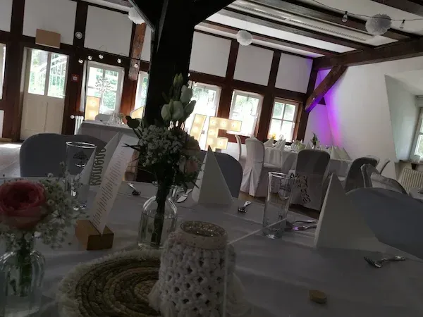 Springbachmühle Bad Belzig – großzügiger Hochzeitssaal mit Bestuhlung, Holzdecke und natürlicher Lichtstimmung in Brandenburg