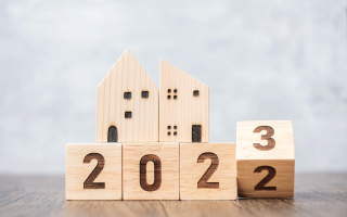 A wooden block with the number 2022 on it.
