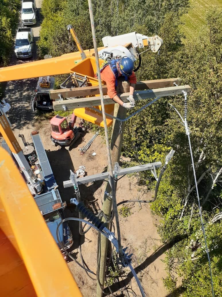 Une vue aérienne d'un homme travaillant sur une ligne électrique.