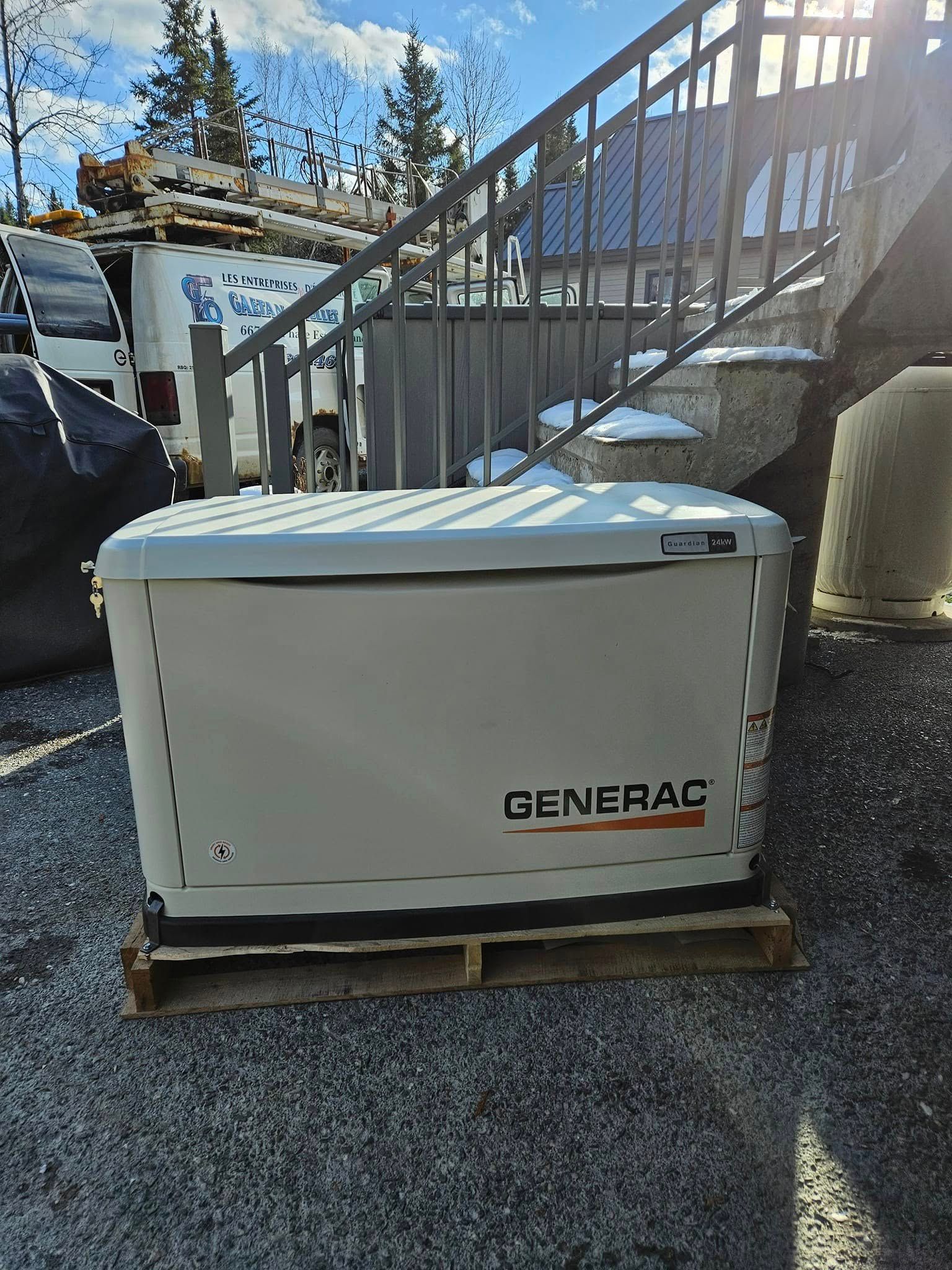 Un générateur est posé sur une palette en bois.