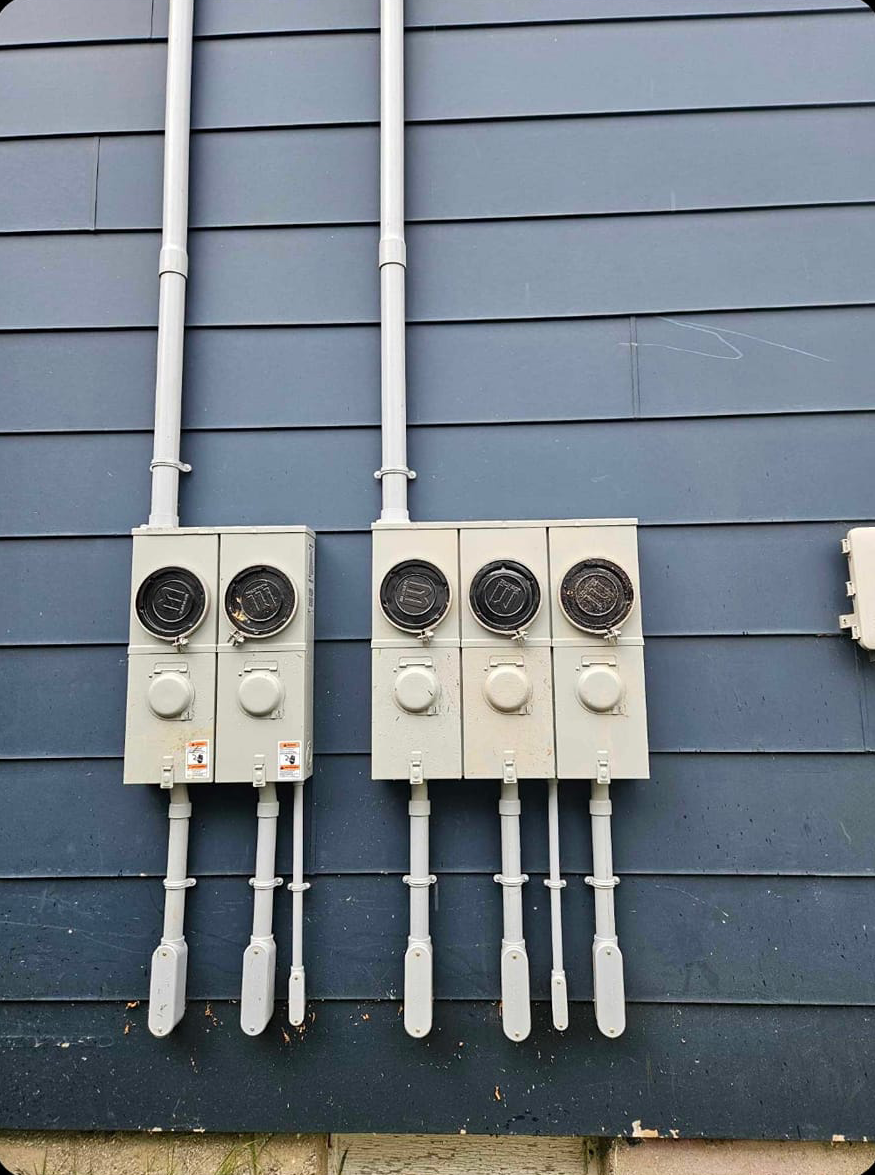 Une rangée de boîtiers électriques sur le côté d'un bâtiment