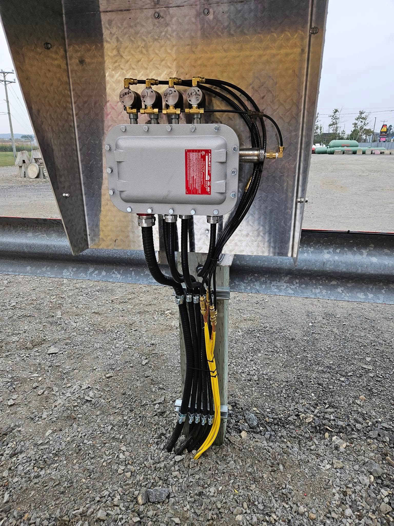 Un tas de fils sont connectés à une boîte en métal.