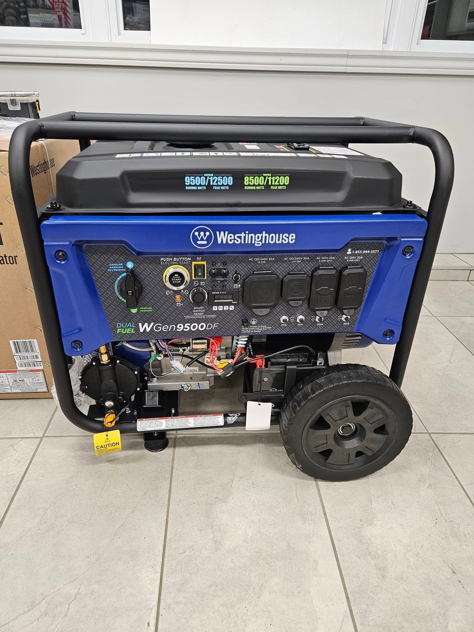 Un générateur bleu et noir est posé sur un sol carrelé.