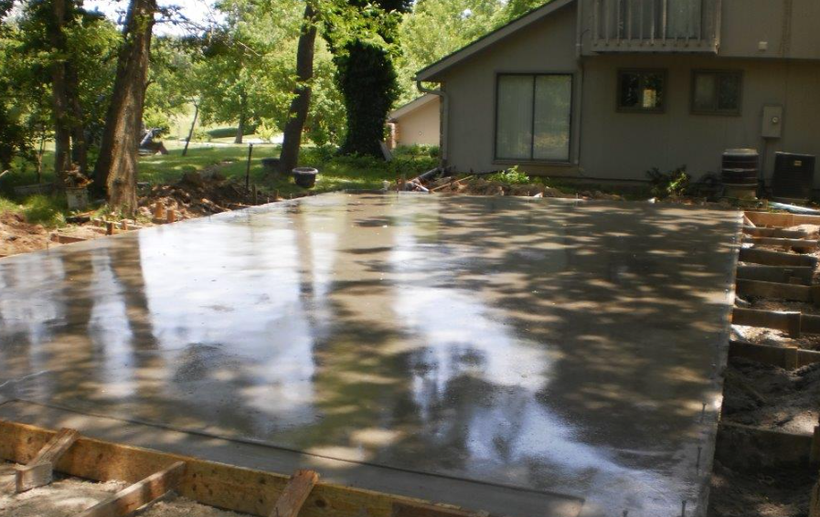 a concrete driveway is being built in front of a house