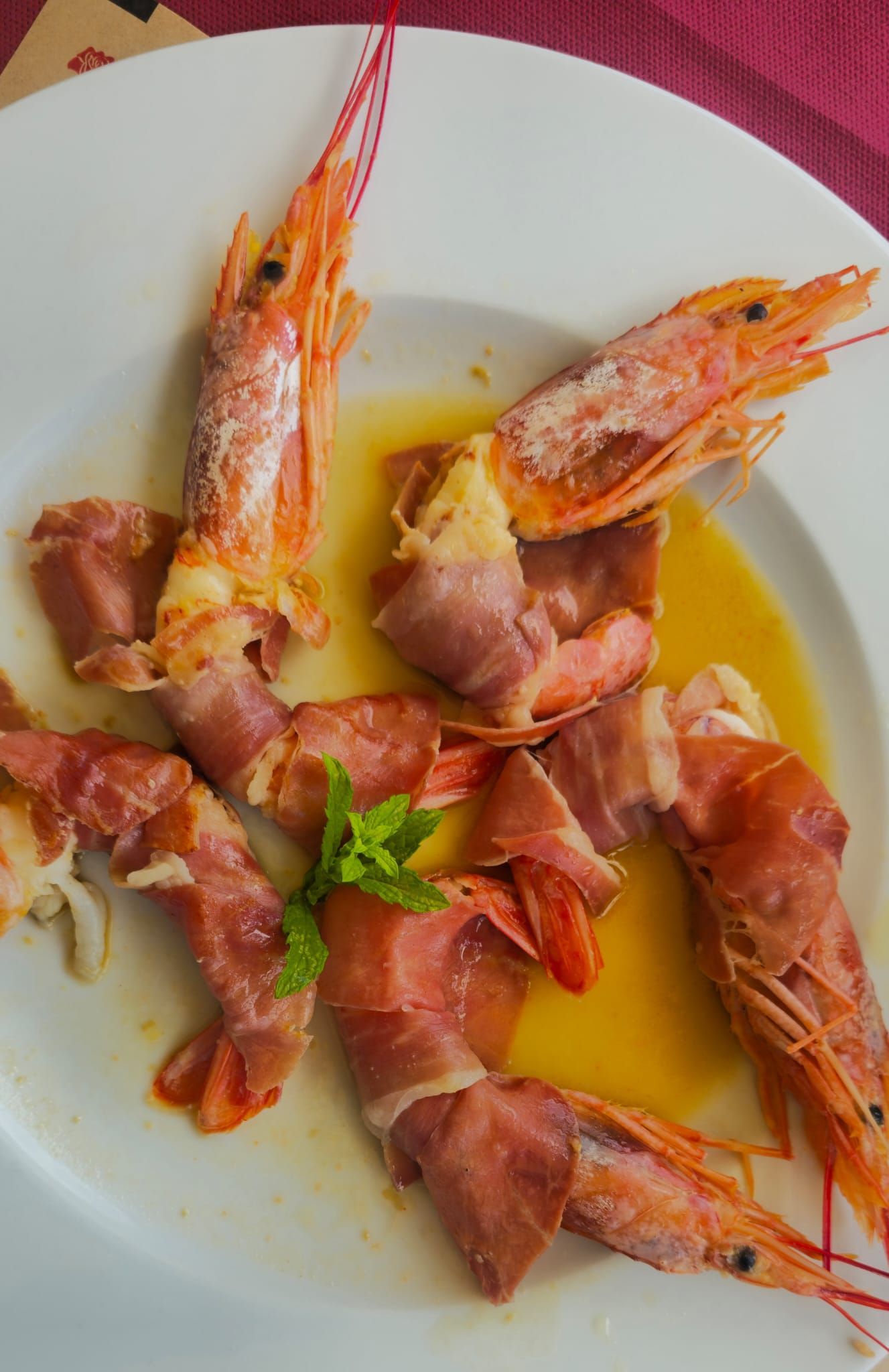 Un piatto con gamberi